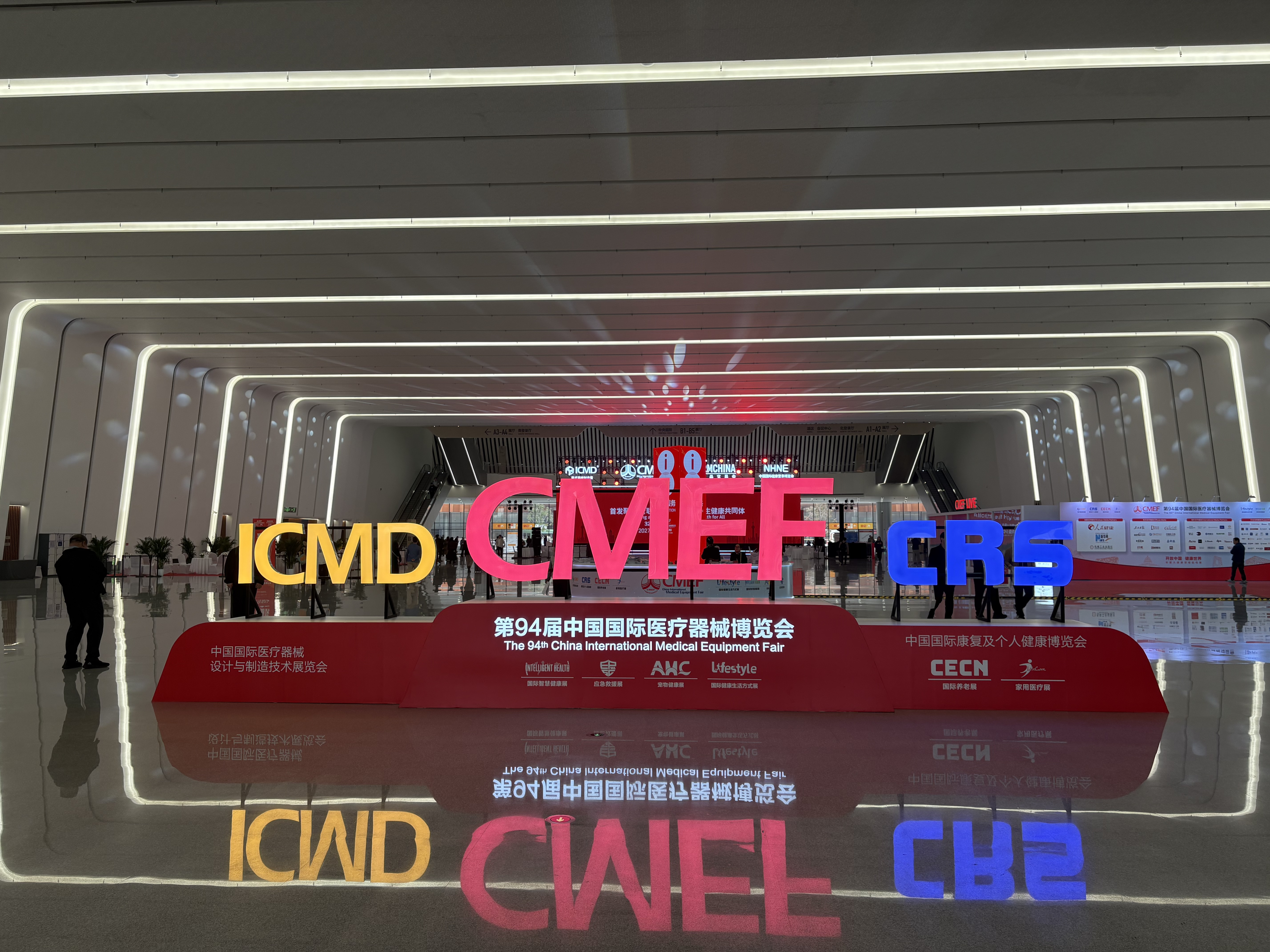 创盈光疗“金字塔光”技术亮相北京CMEF，以国际领先医用光源模组定义光疗新高度